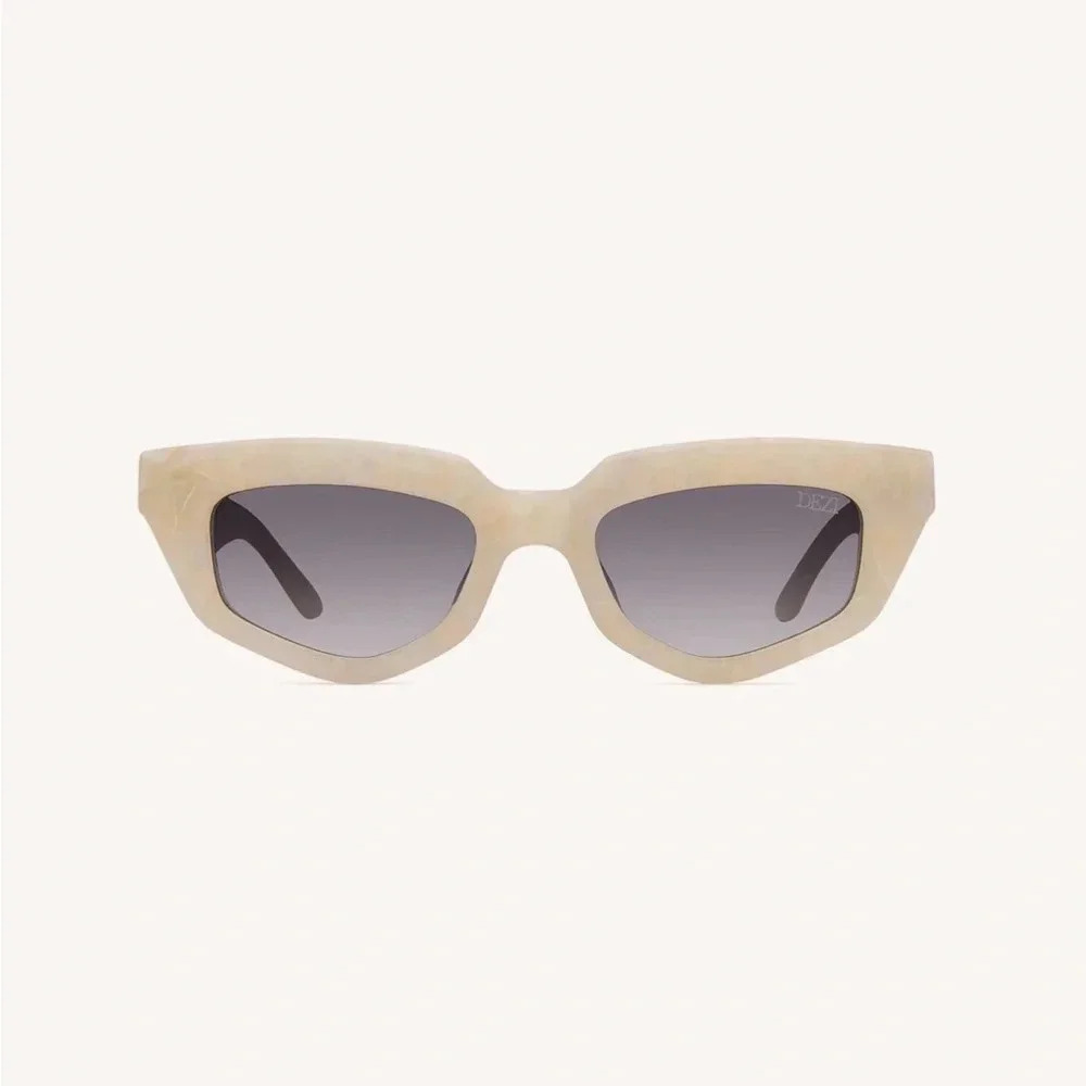 Dezi On Read Sunglasses in COLOR: LIMESTONE / SMOKE FADED